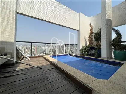 Piscina 2º pavimento com linda vista ângulo 2