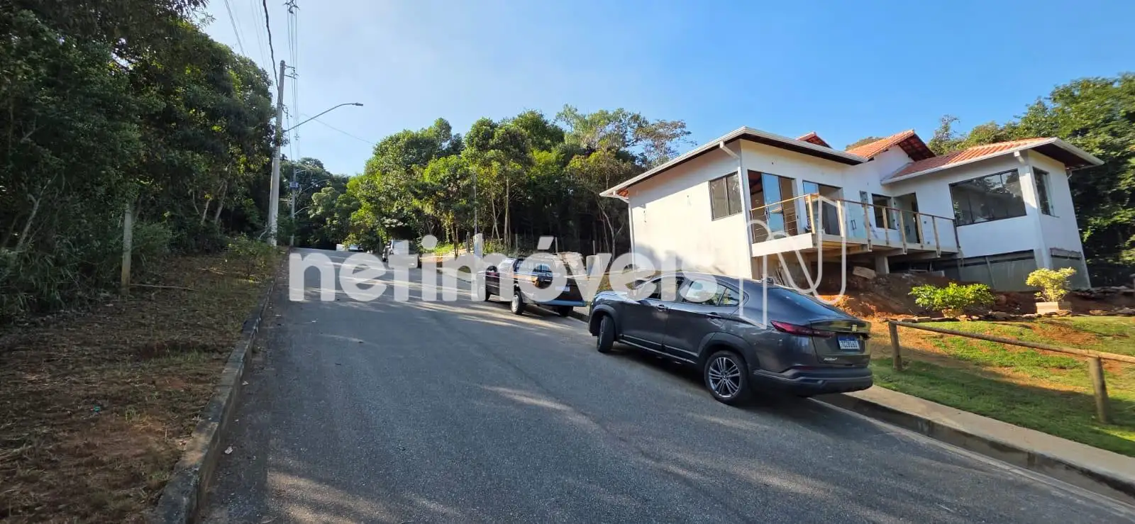 Rua do lote (esquerda)