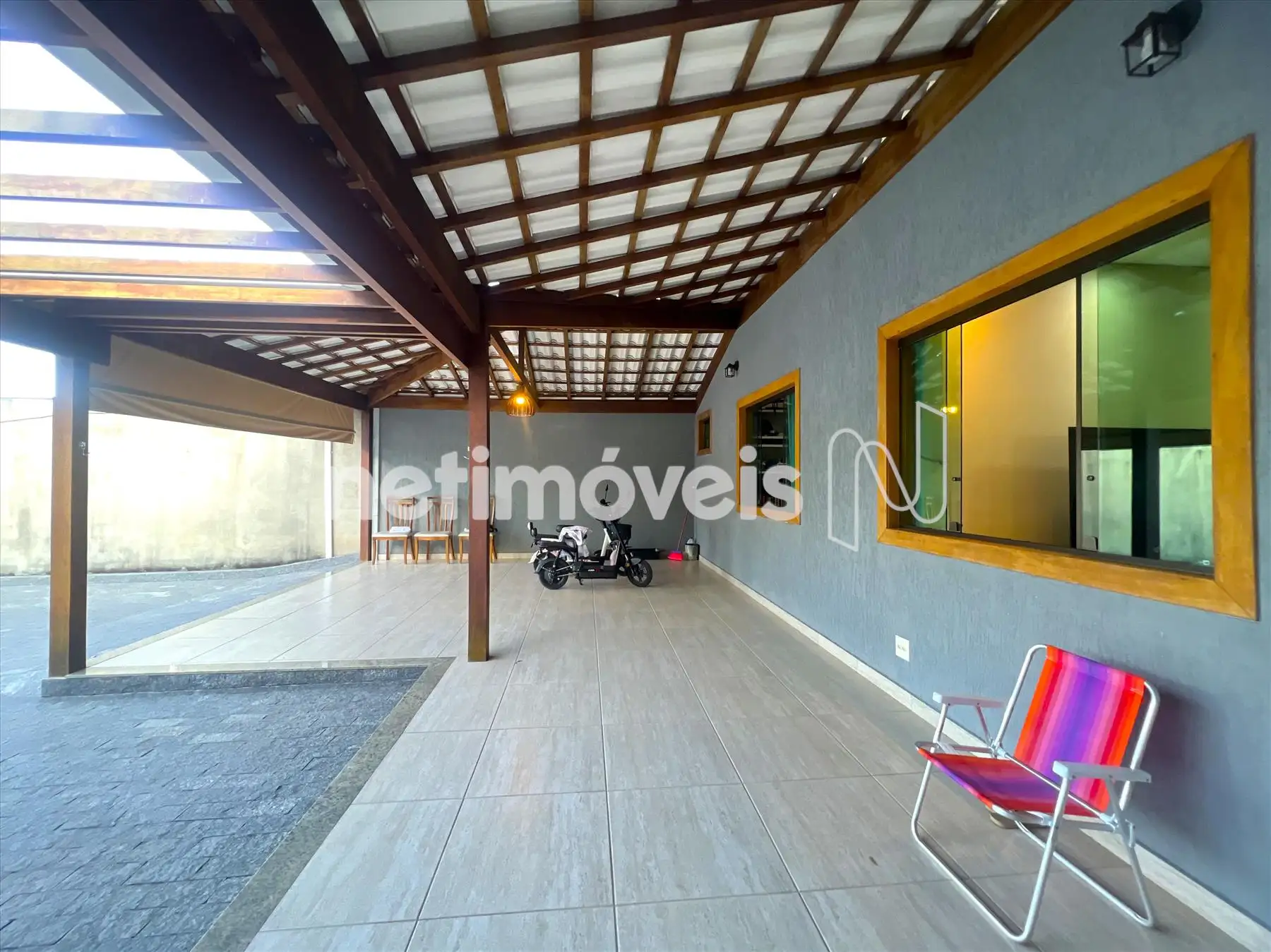 Garagem coberta e varanfa frontal