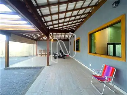 Garagem coberta e varanfa frontal