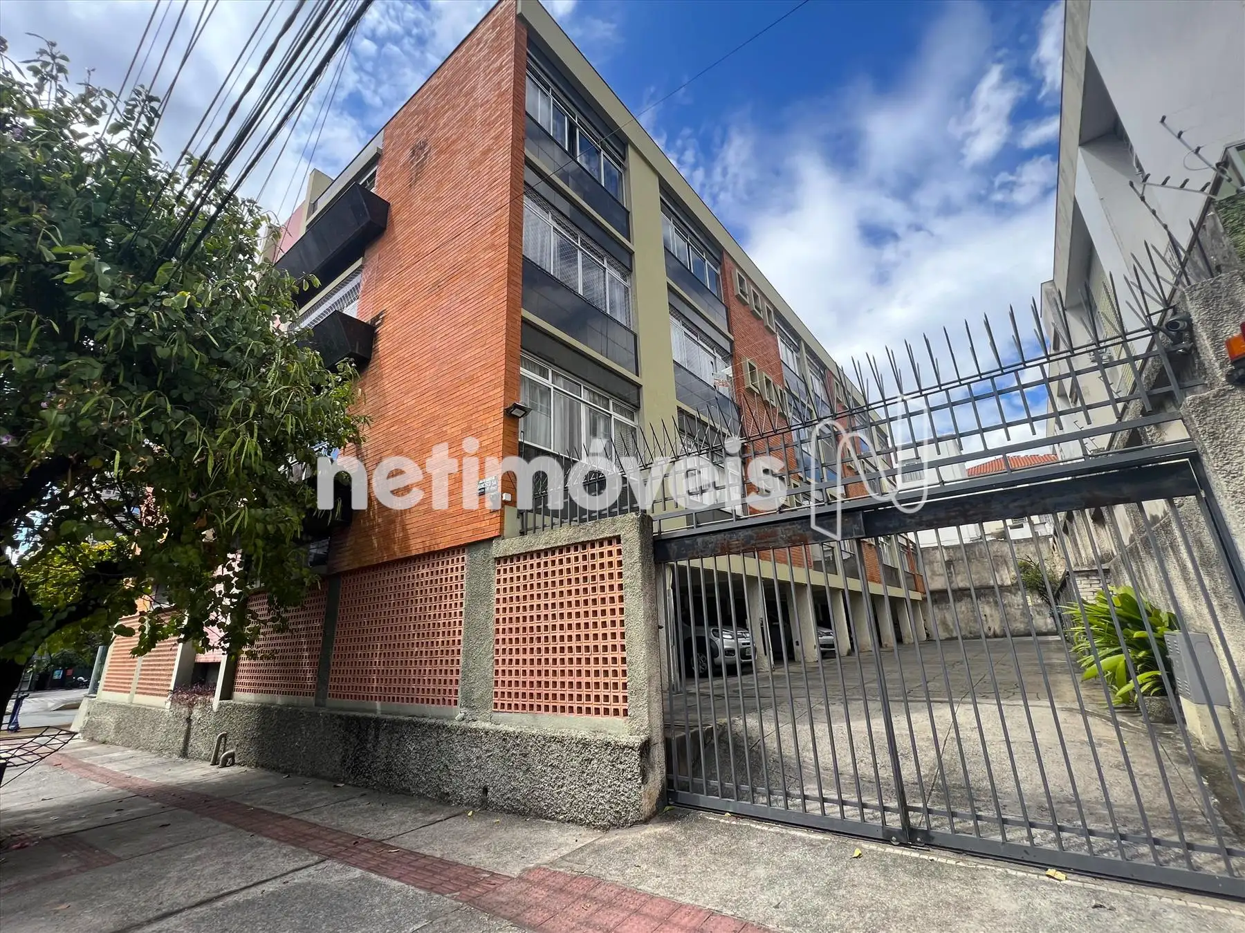 Fachada lateral e fundos