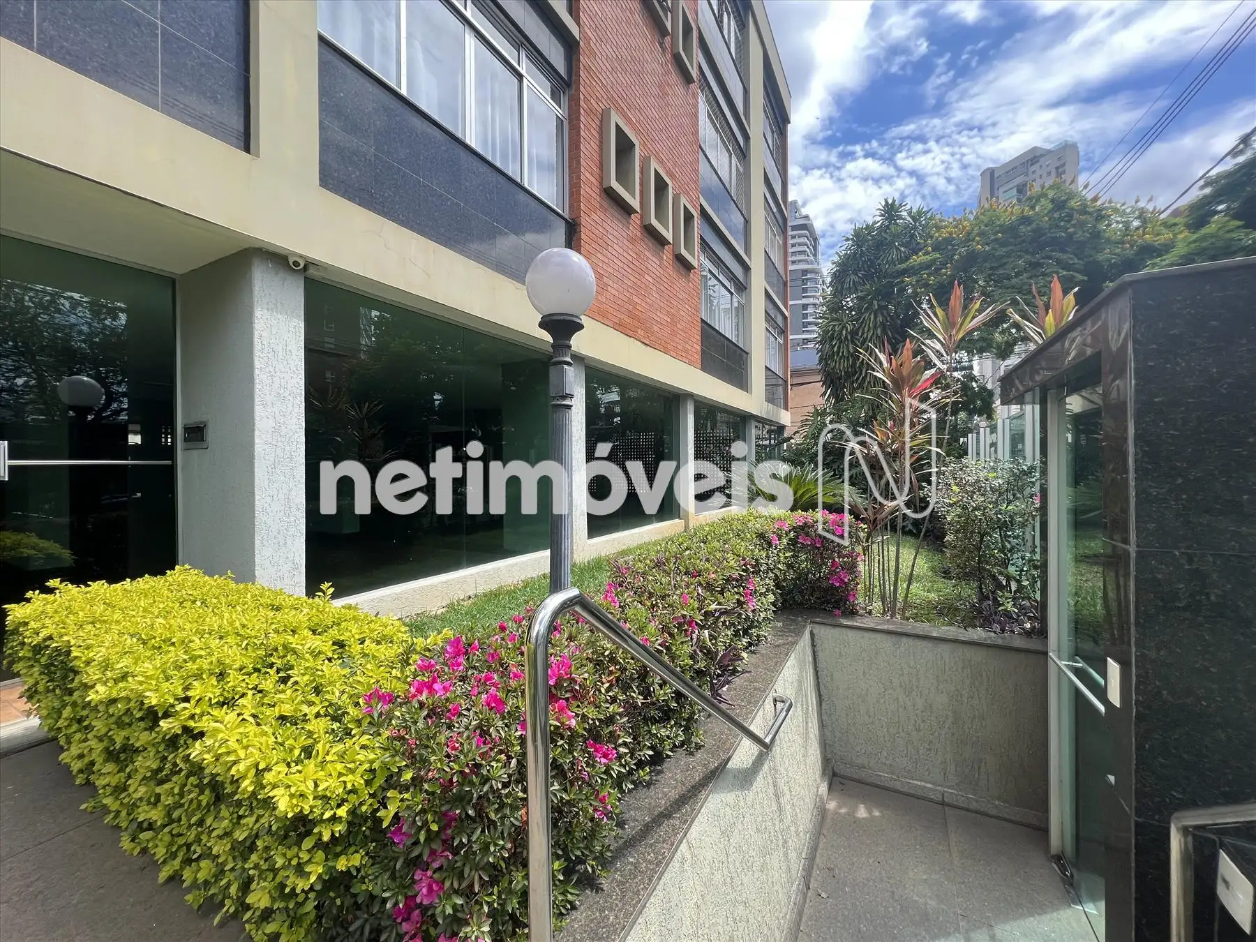 Entrada social com rampa PNE