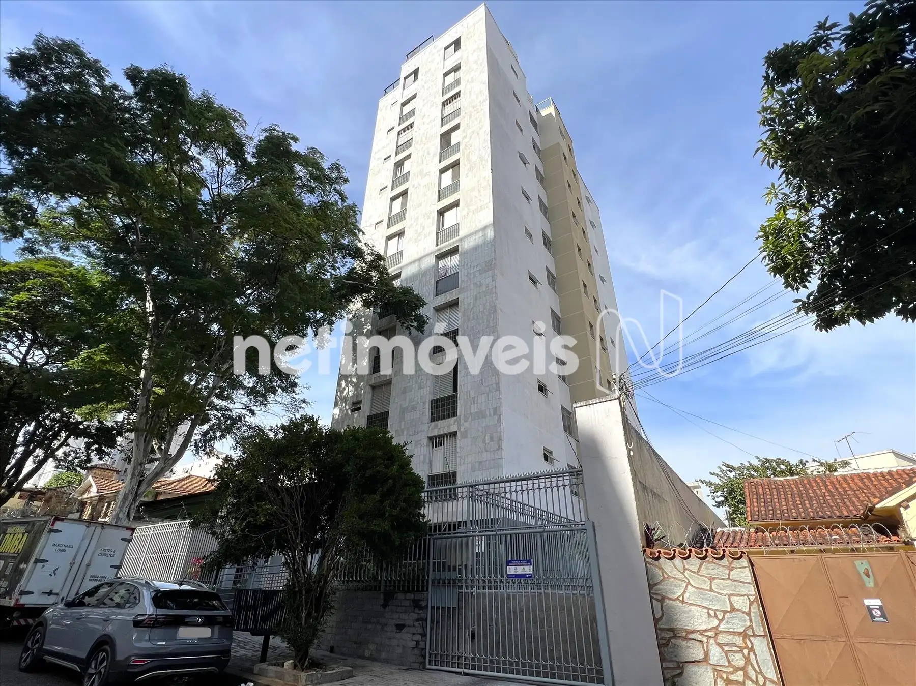  Fachada frontal e lateral