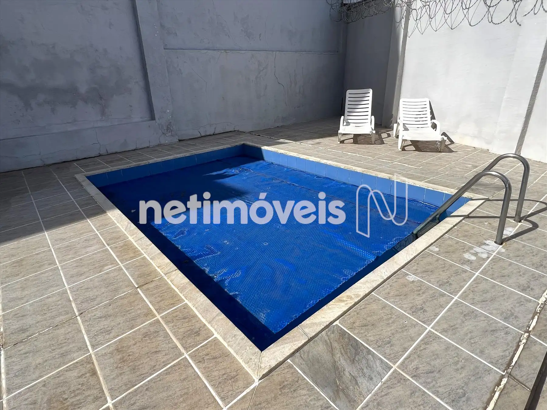 Piscina e solarium ângulo 2