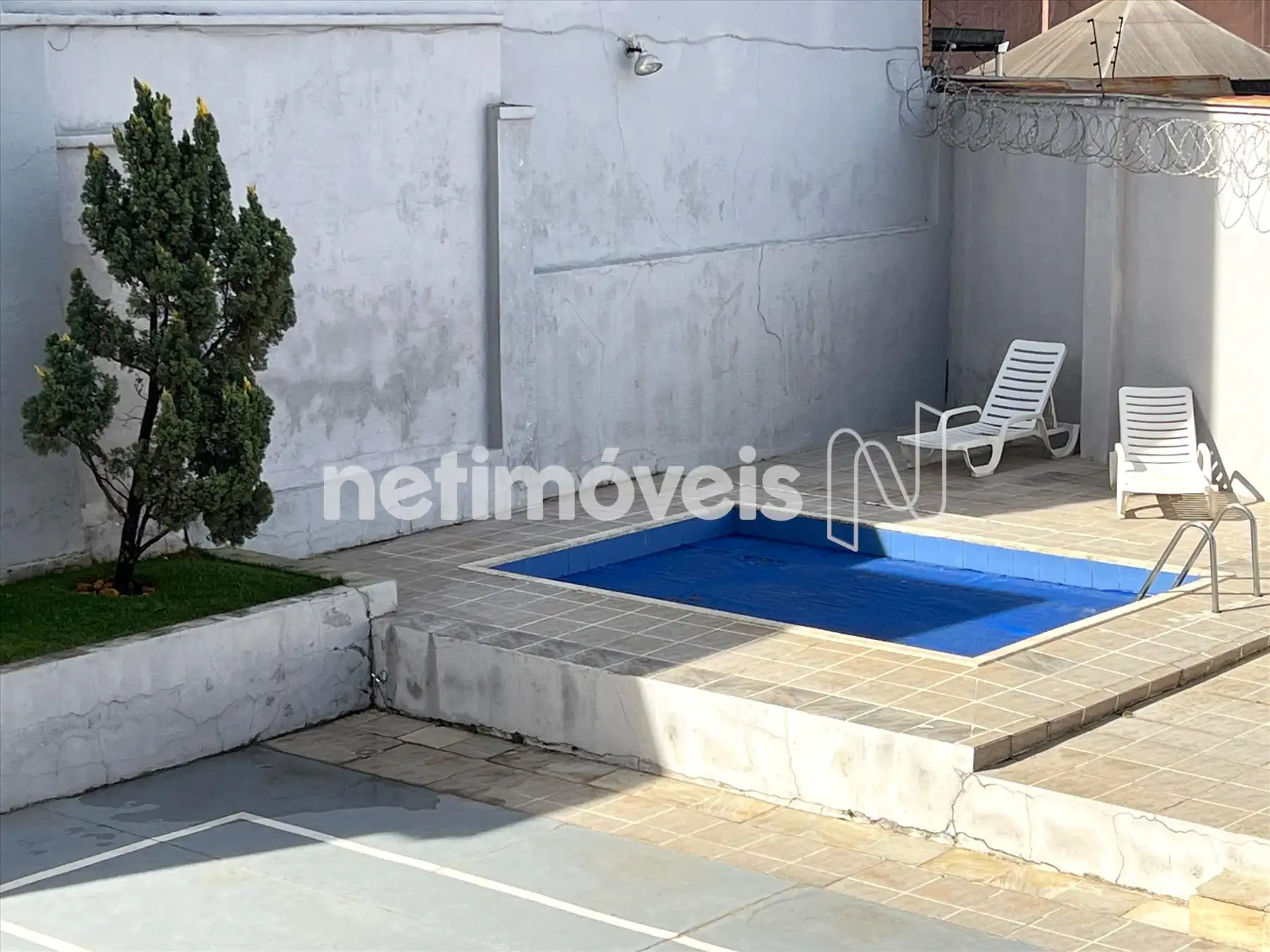 Piscina e solarium ângulo 1