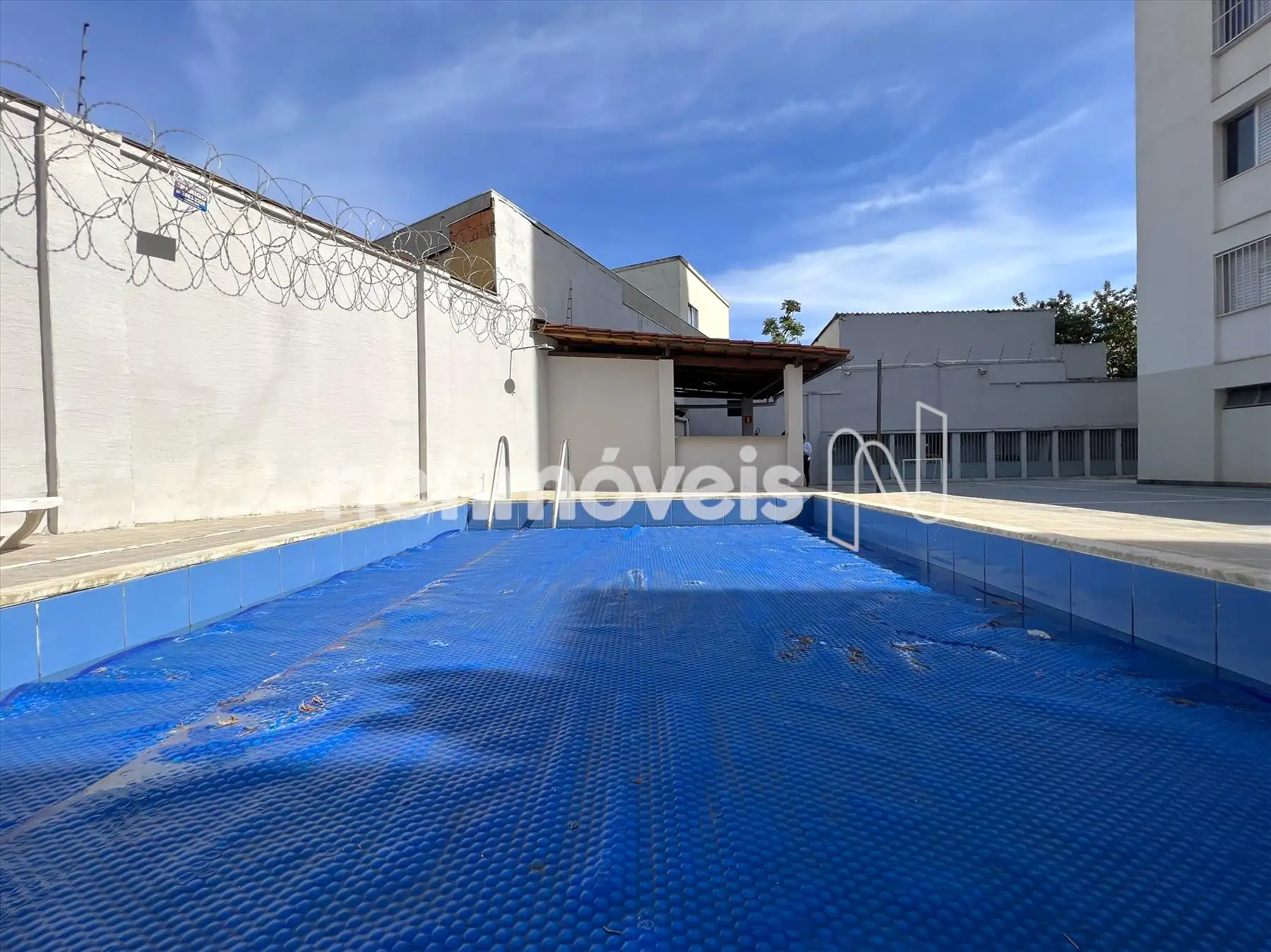 Piscina e solarium ângulo 3