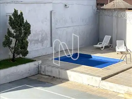 Piscina e solarium ângulo 1 