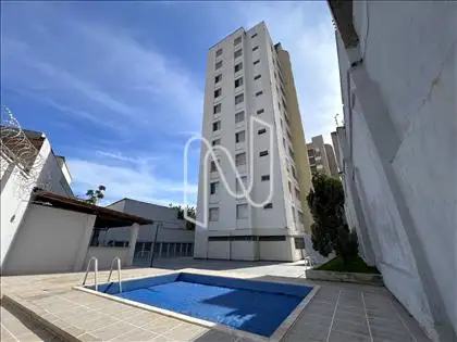 Piscina, fachada dos fundos e lateral 