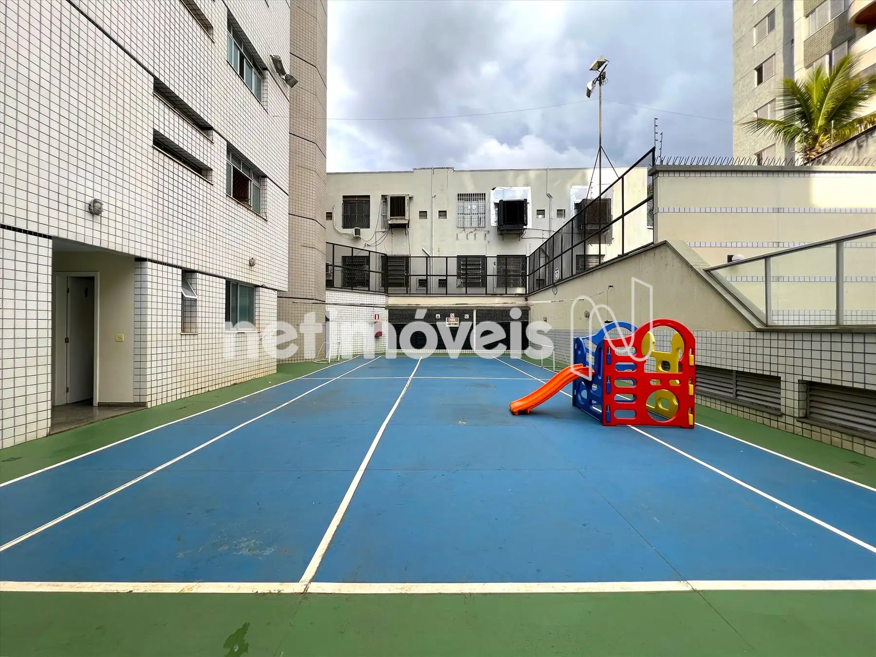 Quadra e playground ângulo 1