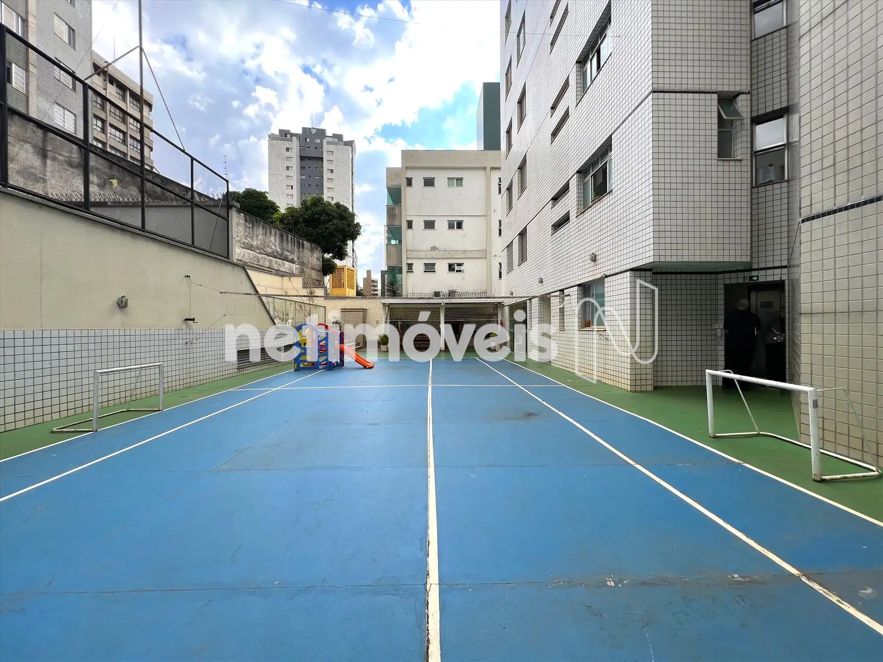 Quadra e playground ângulo 2