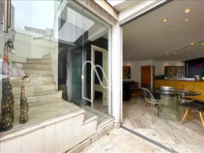 Caixa de escada e acesso à sala do 1º pav.