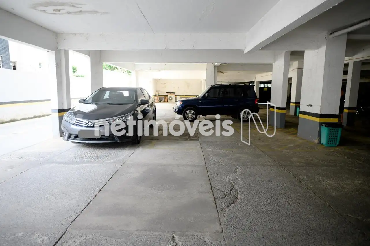 02 vagas que cabem 03 veículos