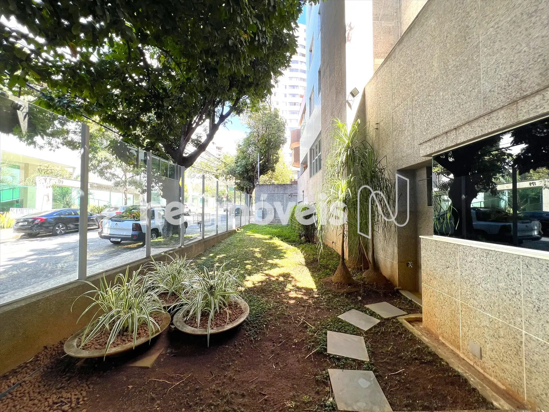 Jardim frontal e guarita ângulo 1