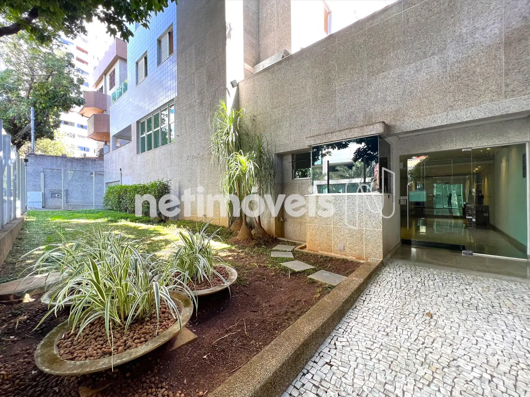 Jardim frontal e guarita ângulo 2