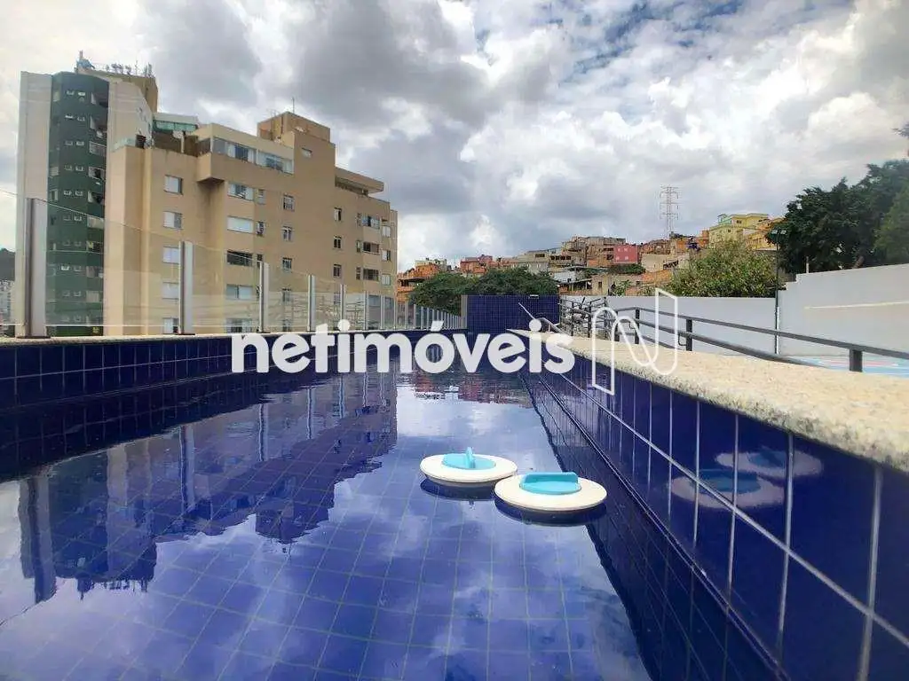 Piscina com raia ângulo 2