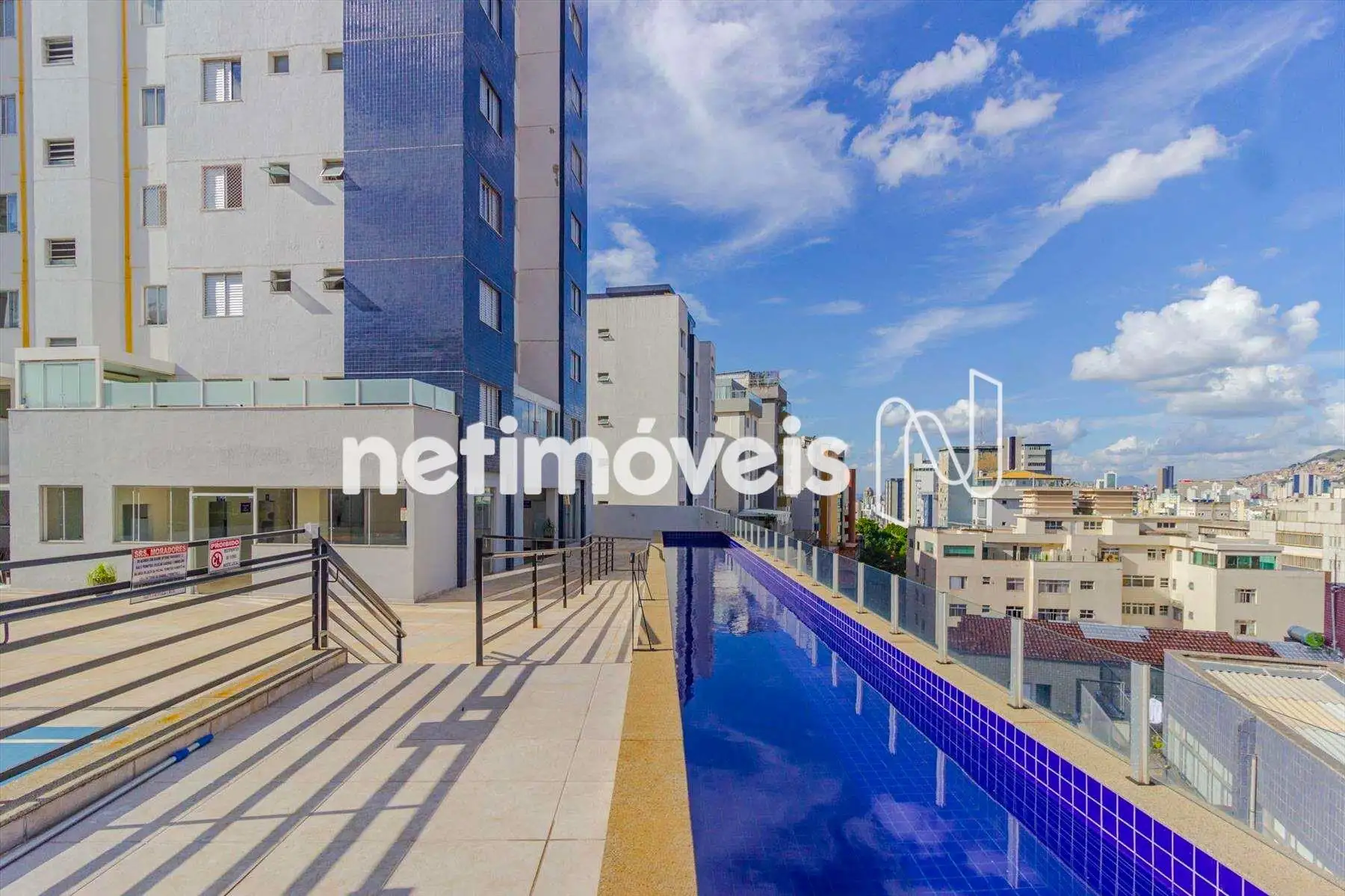 Piscina com raia ângulo 1