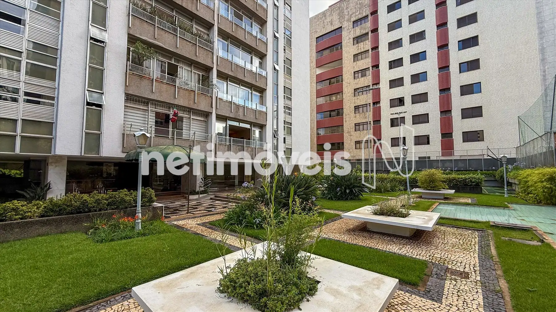 Jardim lateral com cascata e espelho d’água 