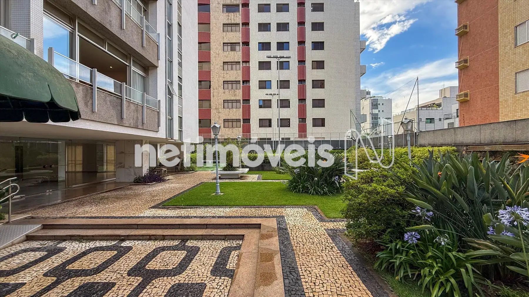 Jardim lateral com espelho d’água ângulo 3