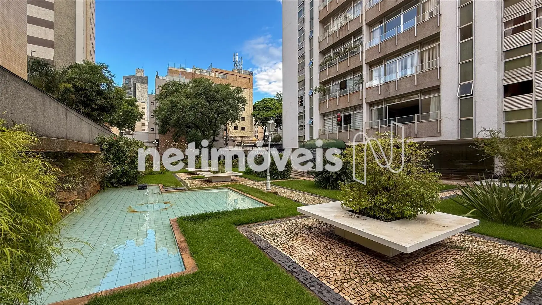 Jardim lateral com cascata e espelho d’água