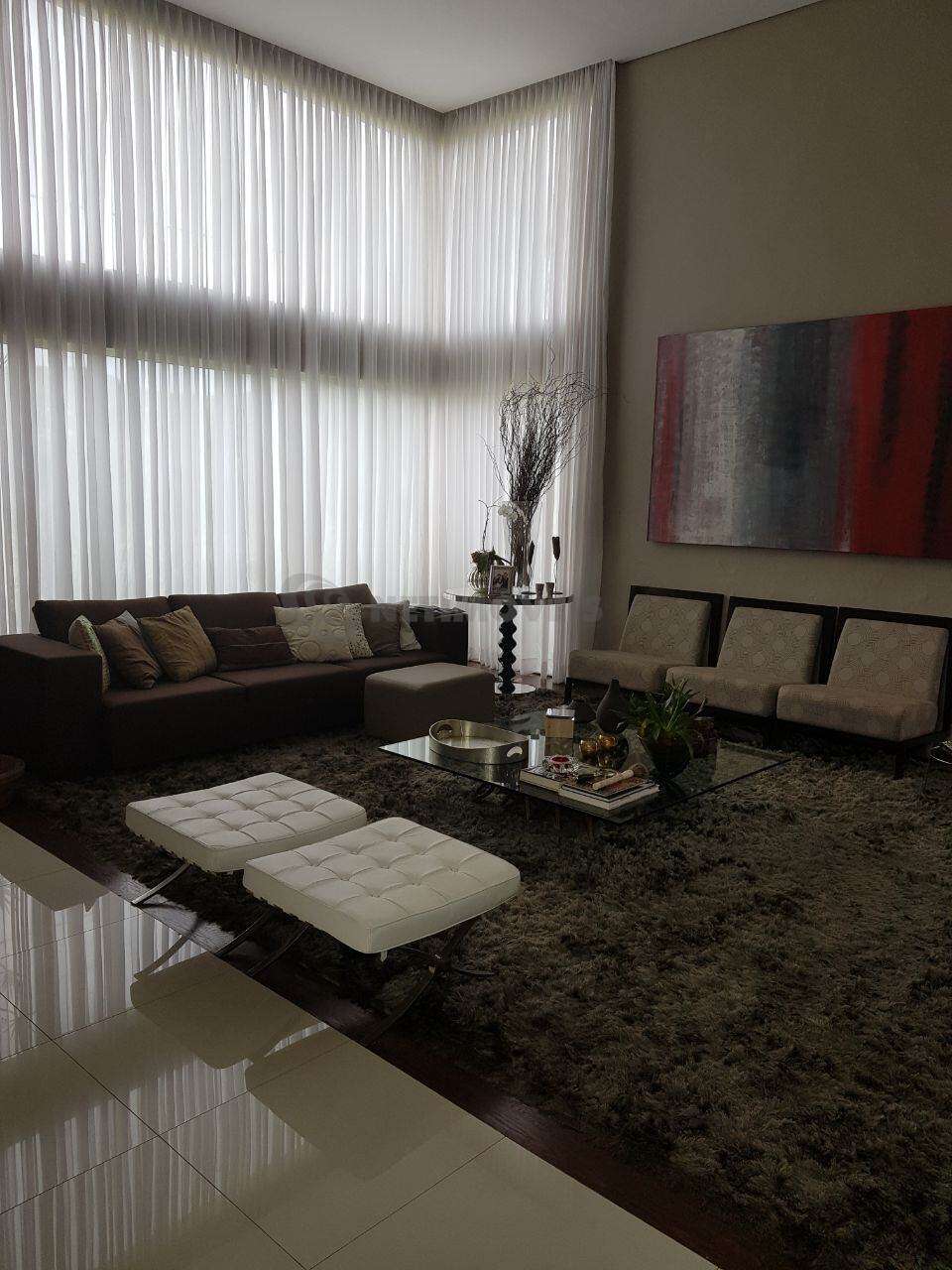 Sala de estar com pé direito duplo