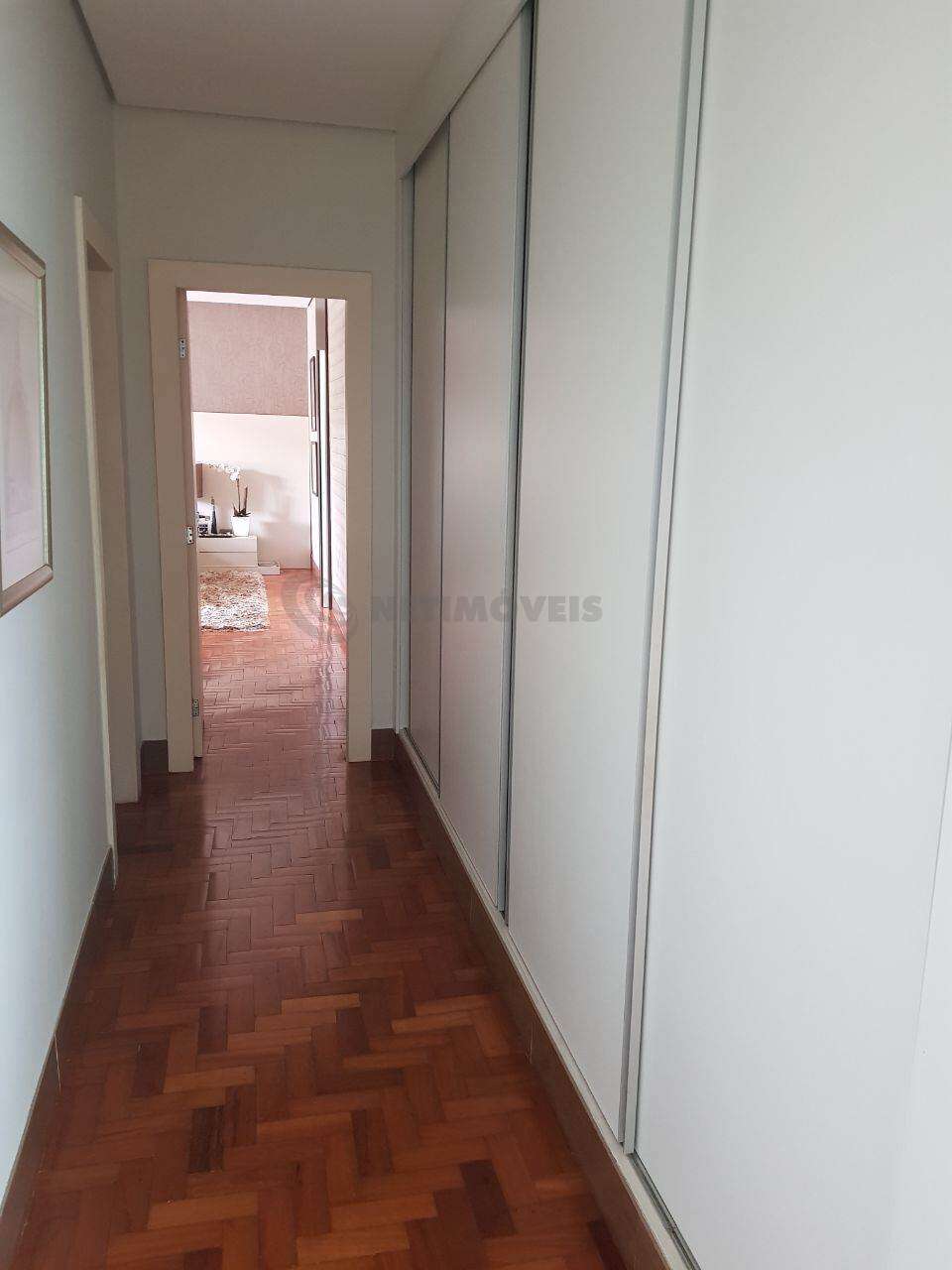 Área de circulação com rouparia