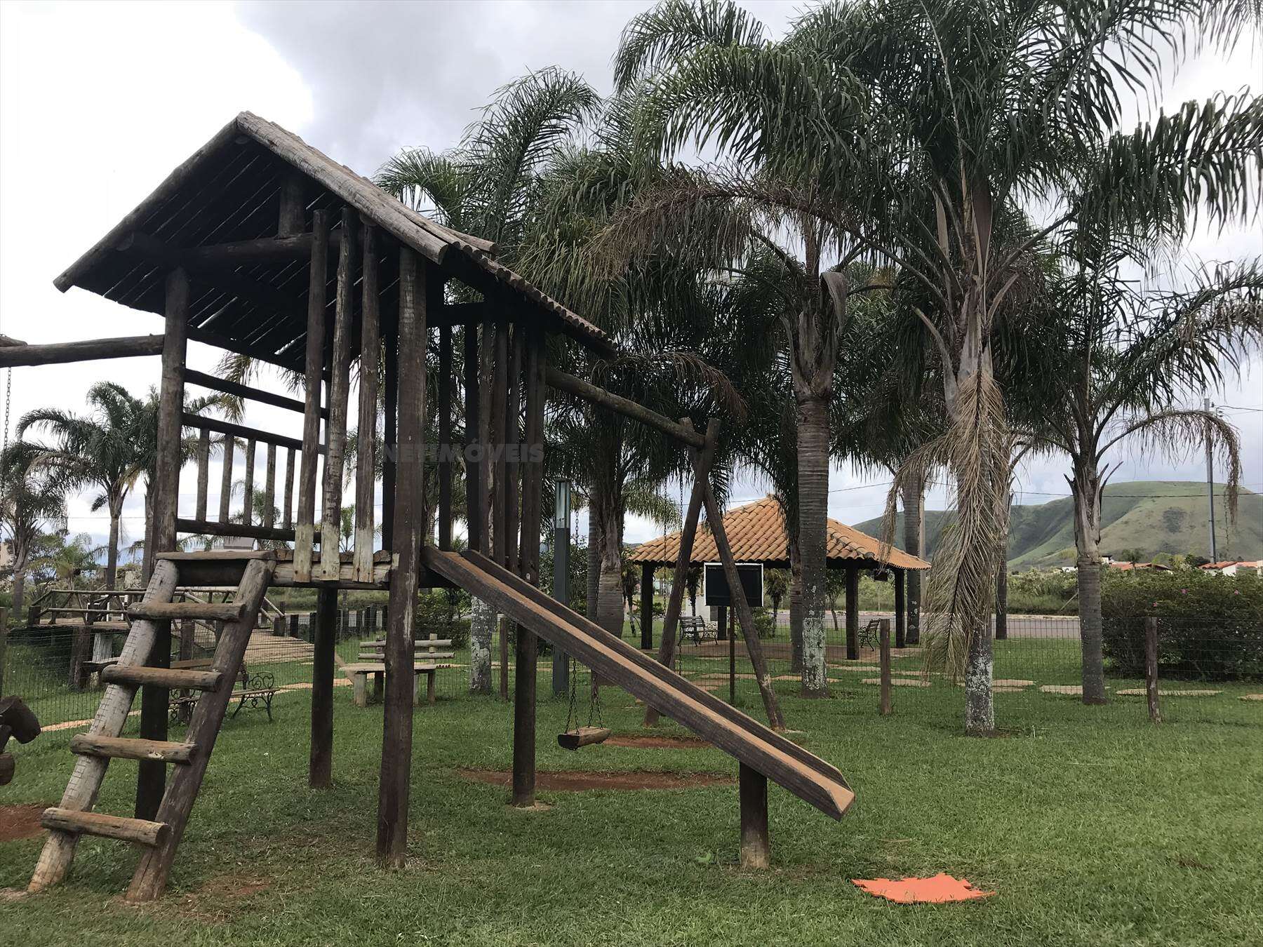 Praça com parque e área verde