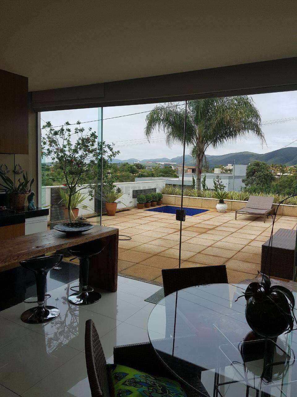 Varanda gourmet com vista para as montanhas 