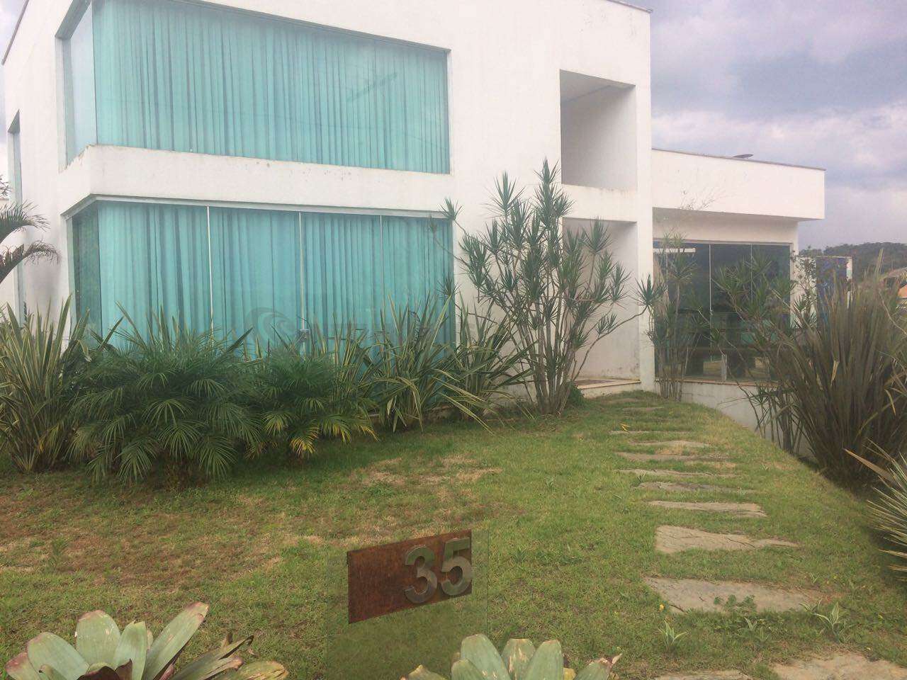 Frente da casa com jardim