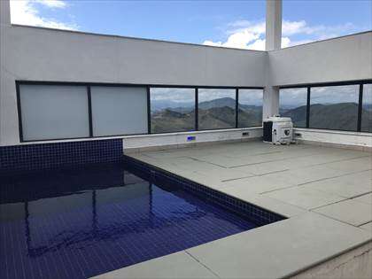 Cobertura com piscina e linda vista