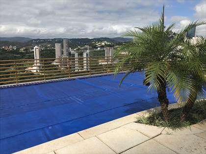 Piscina com vista para as montanhas