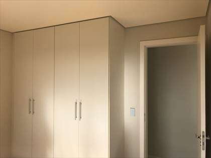 Outro ângulo Quarto 01 com armários
