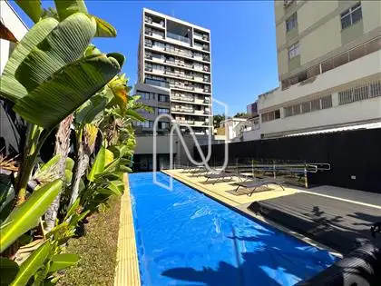 Solarium, piscina e fachada fundos