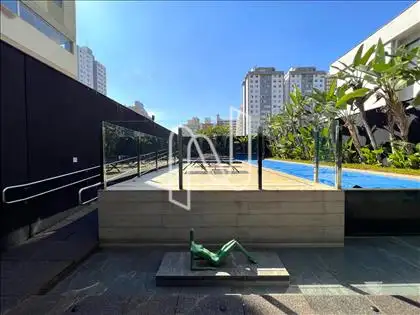 Solarium e piscina ângulo 2