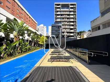 Solarium, piscina e fachada fundos