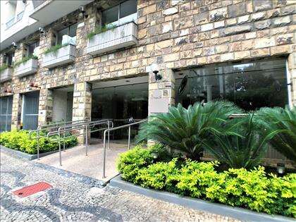 Entrada social e jardim frontal