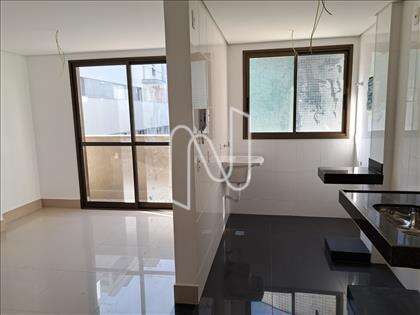 Sala com vista para a varanda e cozinha 