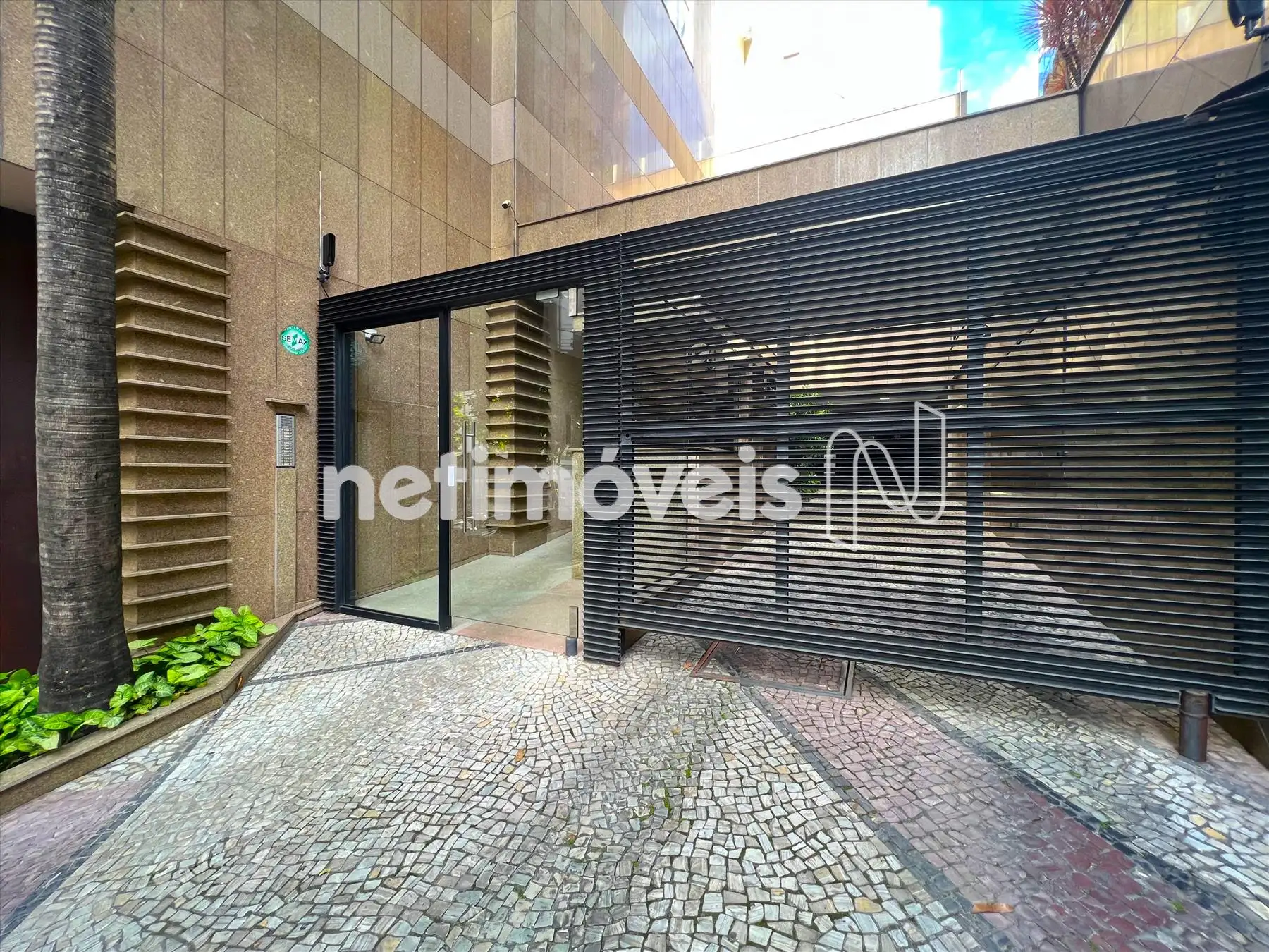 Entrada social e de garagem