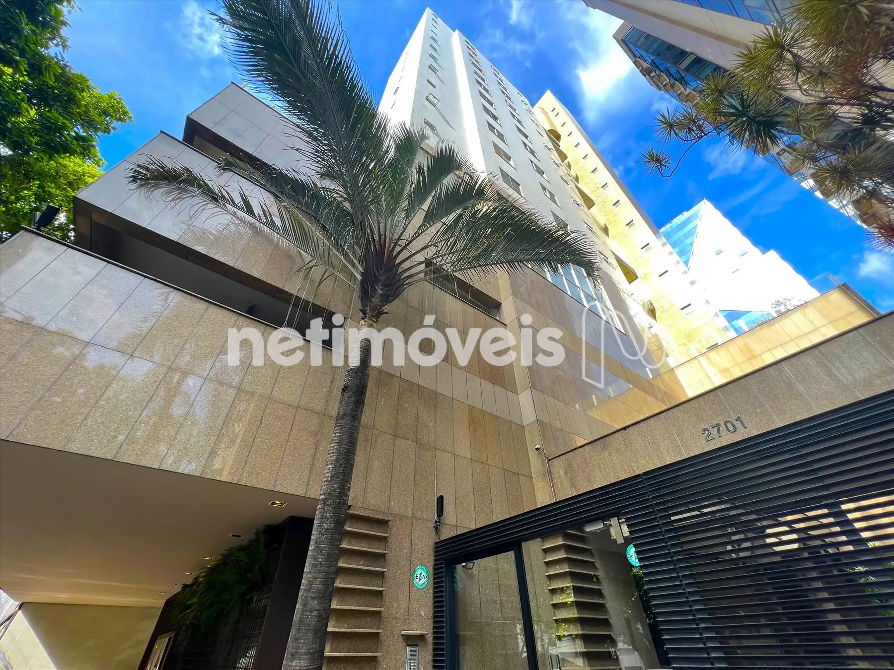 Fachada frontal ângulo 1