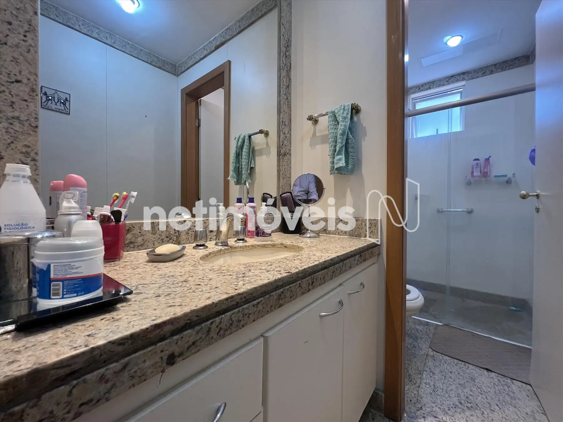 Banho suíte c/lavatório externo