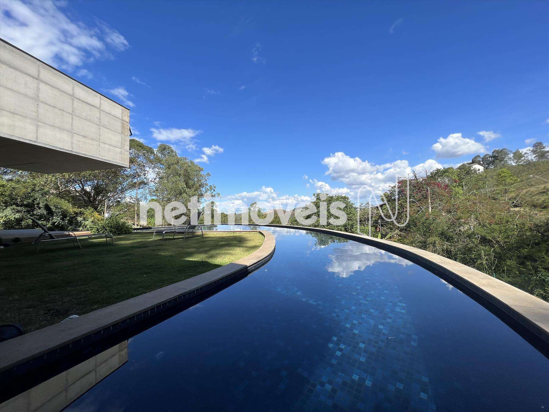 Piscina e gramado frontal
