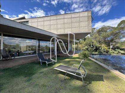 Varanda, gramado e piscina