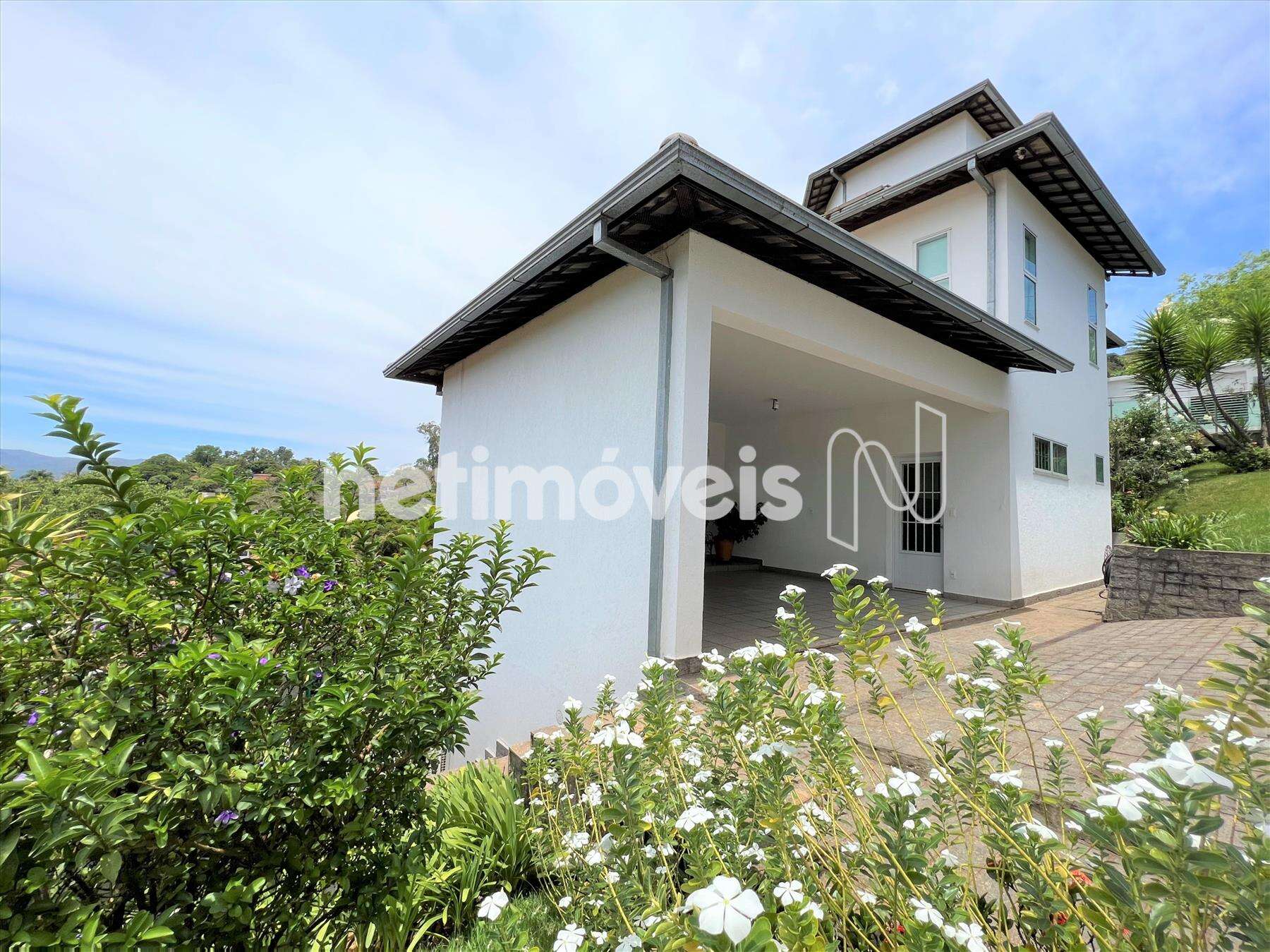 Garagem e jardim frontal