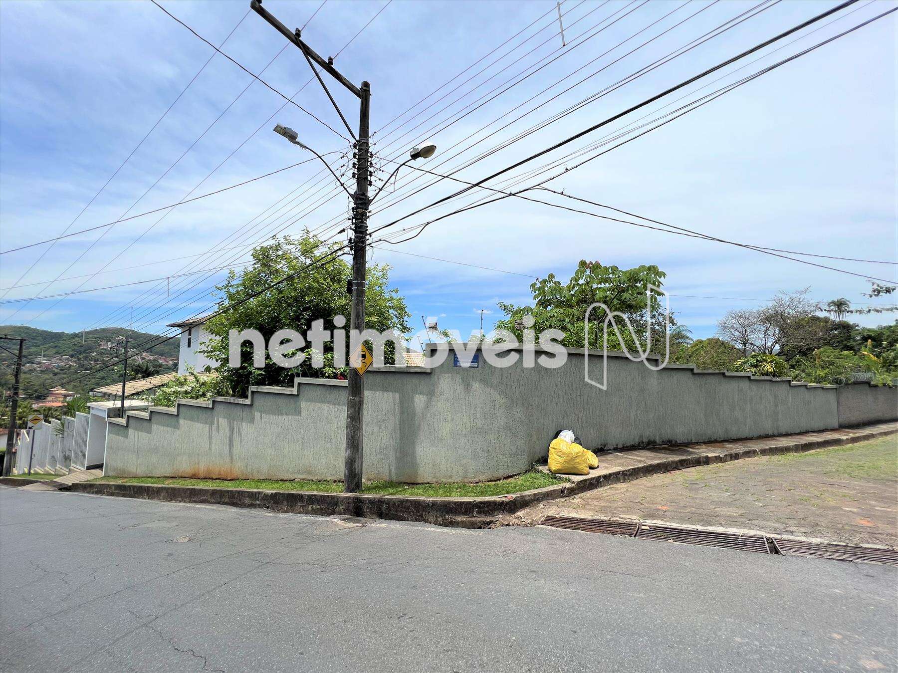 Terreno de esquina com ampla frente