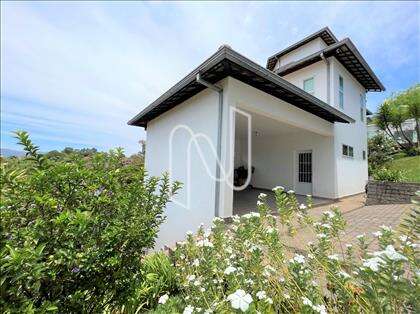 Garagem e jardim frontal 