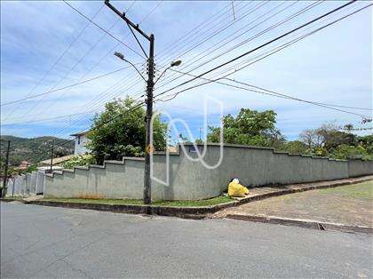 Terreno de esquina com ampla frente 