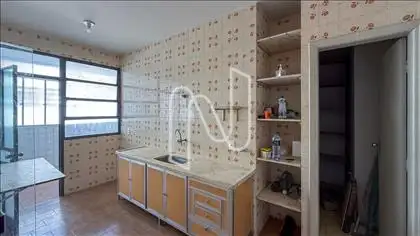 Cozinha com quarto de dispensa