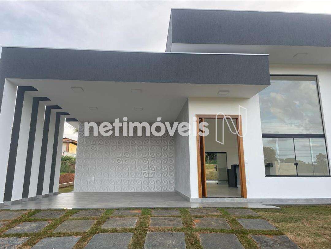 Janela grande dando  claridade na sala