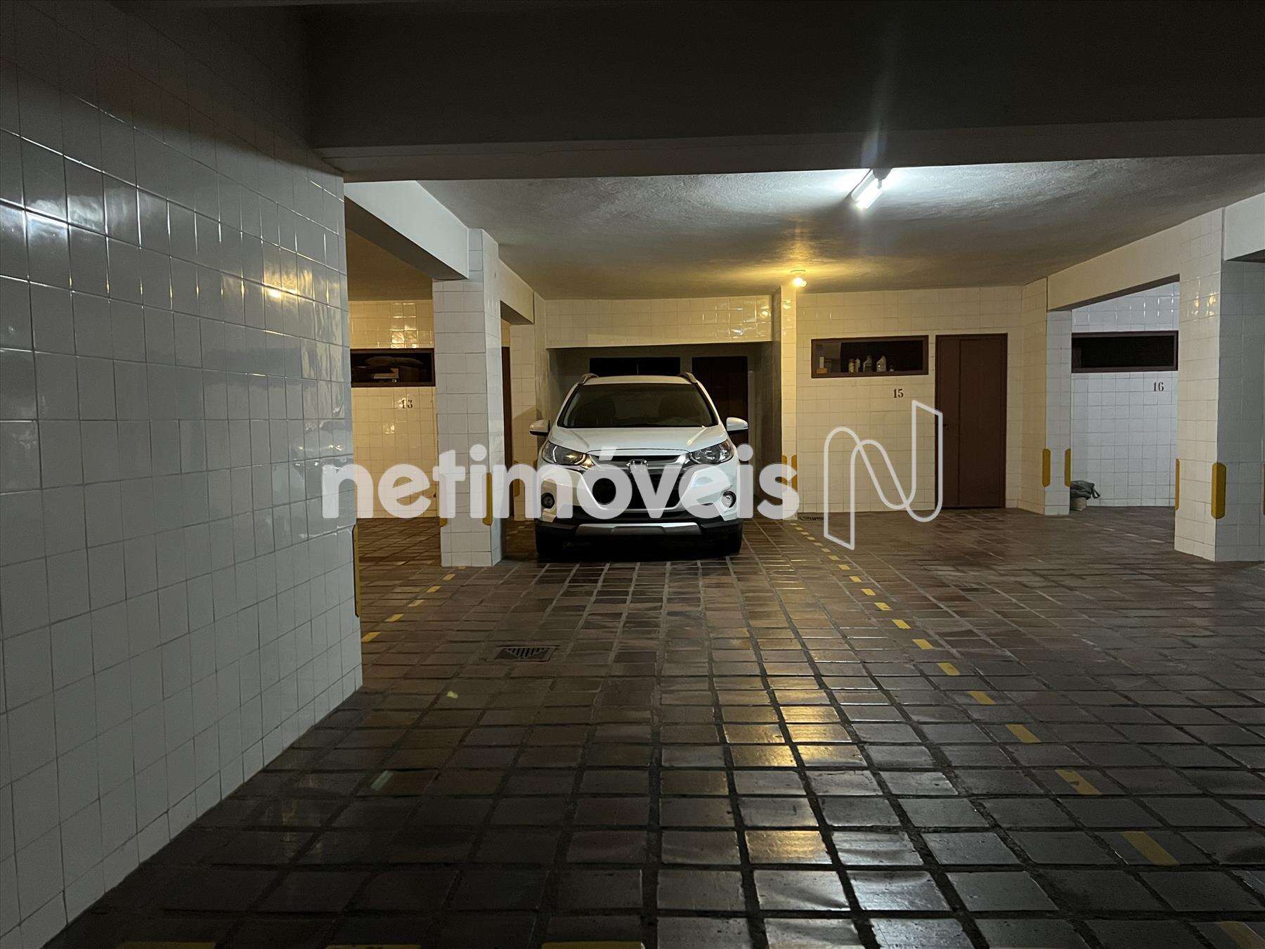 3 vagas em linha e quarto de despejo