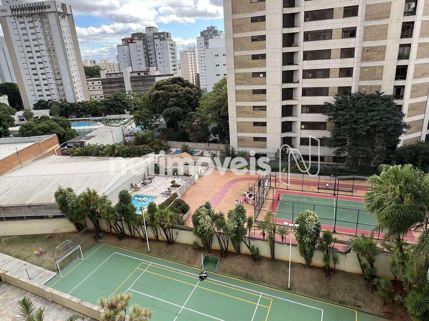 Quadra poliesportiva e playground