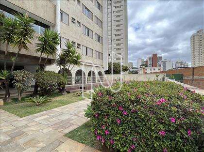 Ampla área de convivência e jardins